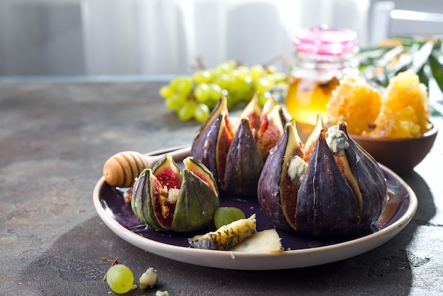 Aperitivo gourmet de higos al horno con queso de cabra, nueces y miel.