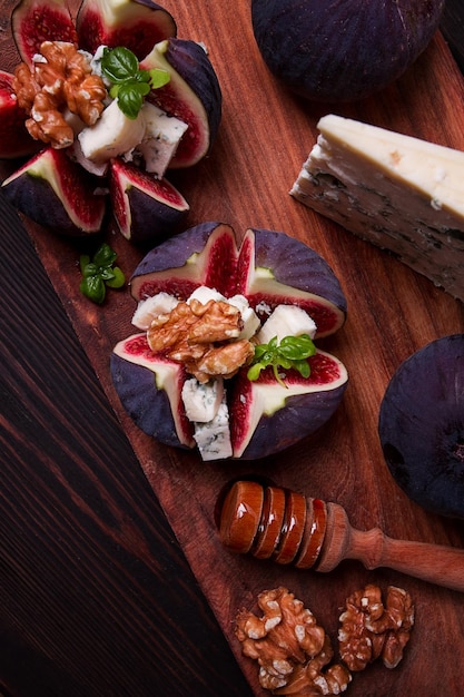 Aperitivo Higos con miel de nuez de queso azul en una vista superior de tablero de madera primer plano sin gente