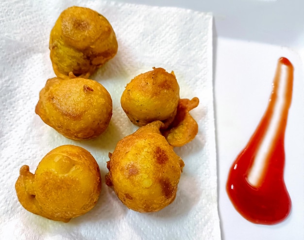 Aperitivo indio pakora con salsa sobre fondo de madera con espacio para copiar