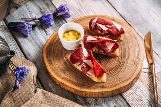 Foto aperitivo italiano apetitoso jamón bruschetta