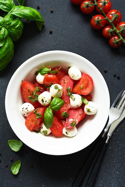 Aperitivo italiano caprese Salada caprese clássica com tomate e mussarela