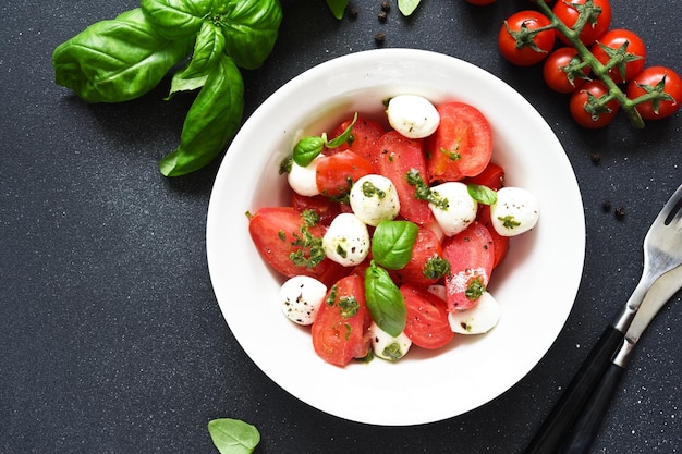 Aperitivo italiano caprese Salada caprese clássica com tomate e mussarela