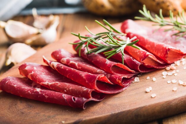 Aperitivo italiano de bresaola defumada Carne seca na tábua