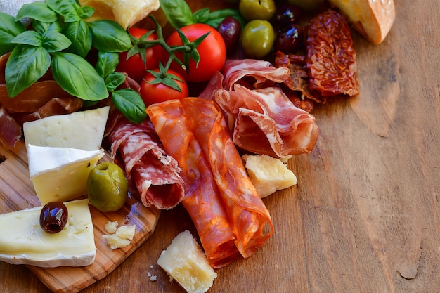 Aperitivo italiano con jamón y queso