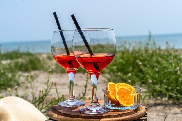 Aperitivo italiano no alcohólico Gingerino bebida en la playa con vistas a la costa del mar