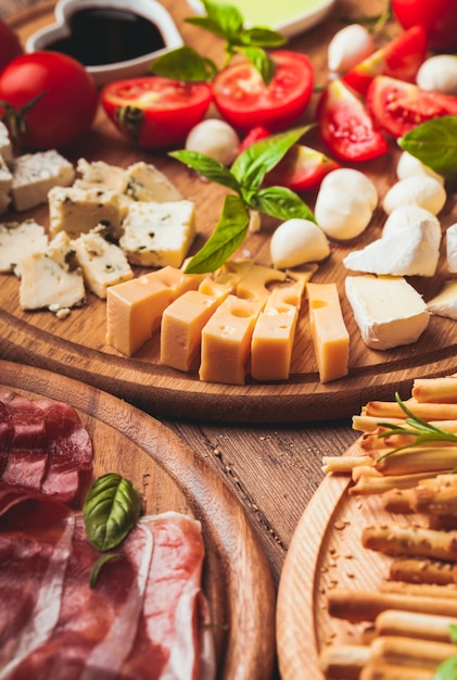 Aperitivo italiano - vários tipos de presunto, queijo e grissini