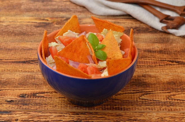 Aperitivo latino de salsa de verduras y patatas fritas sobre un fondo de madera