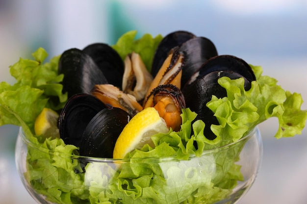 Aperitivo de mejillones y limón en un jarrón en el primer plano del fondo de la habitación