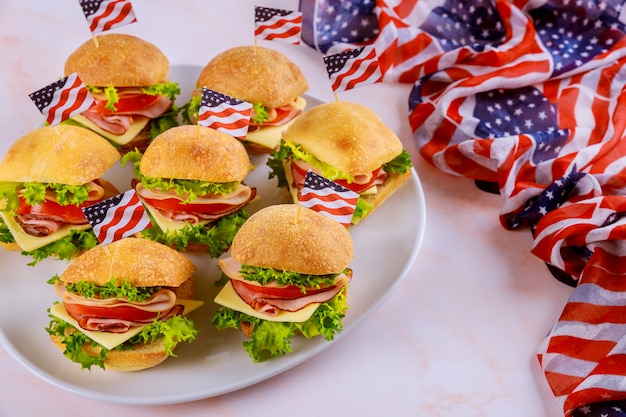 Aperitivo para feriado americano com bandeira americana.