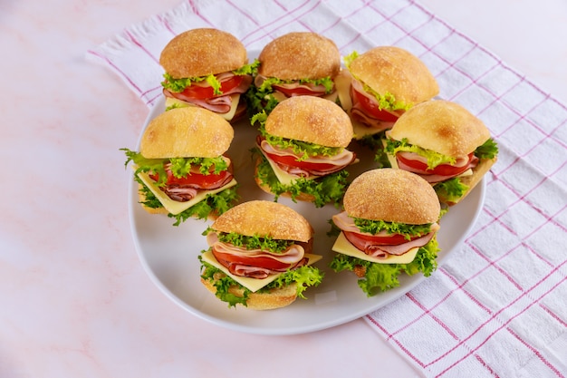 Aperitivo pequeño sándwich roll con jamón y verduras