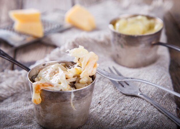 Foto aperitivo quente com queijo