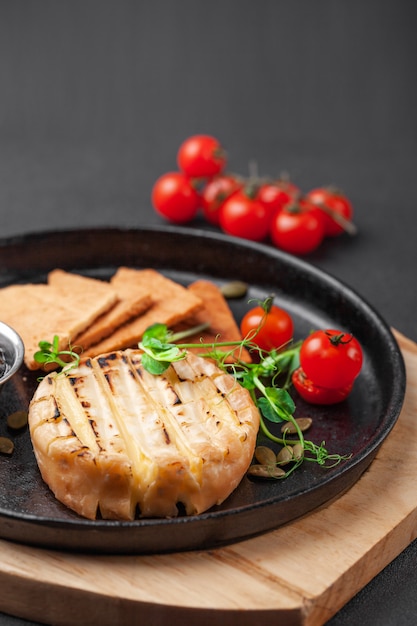 Foto aperitivo quente de camembert ou queijo brie assado com geleia