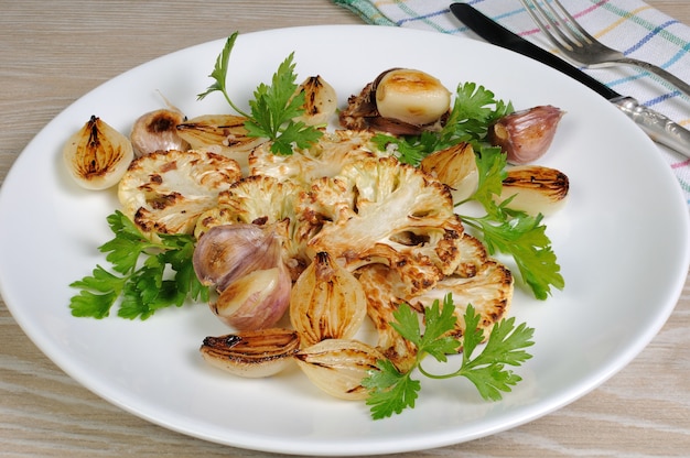 Aperitivo quente de pedaços fritos de couve-flor com alho e cebola