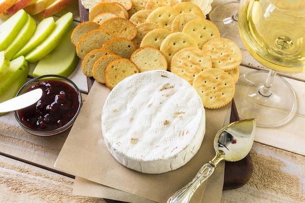 Aperitivo de queso brie y galleta para mesa de fiesta.