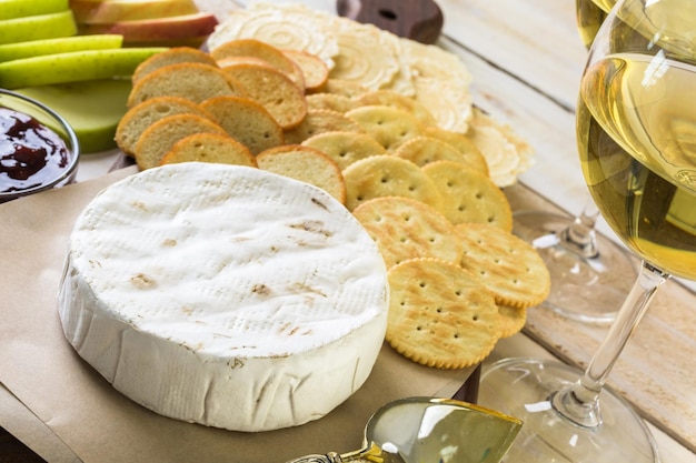 Aperitivo de queso brie y galleta para mesa de fiesta.