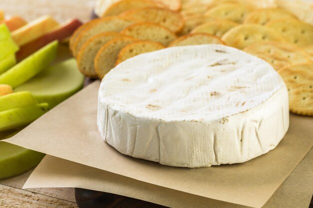 Aperitivo de queso brie y galleta para mesa de fiesta.