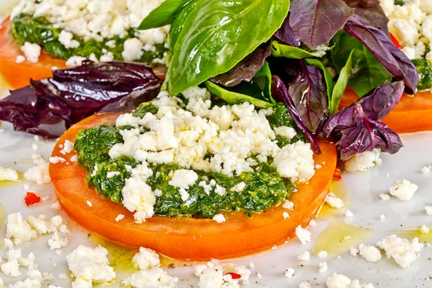 Aperitivo con queso tomate y pesto