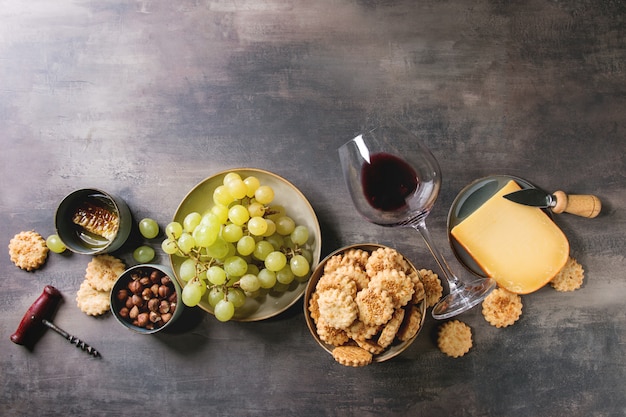 Aperitivo de queso y uvas.