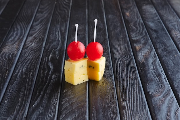 Aperitivo para la recepción. Dos tipos de queso y uva en brocheta.