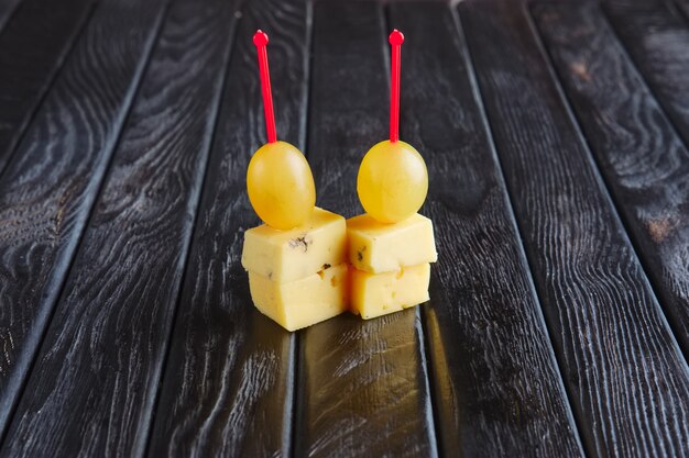 Aperitivo para la recepción. Dos tipos de queso y uva en brocheta.