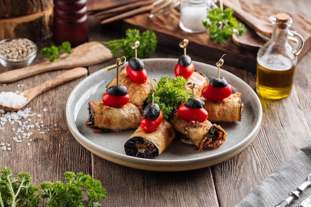 Aperitivo de rollos de berenjena en un plato