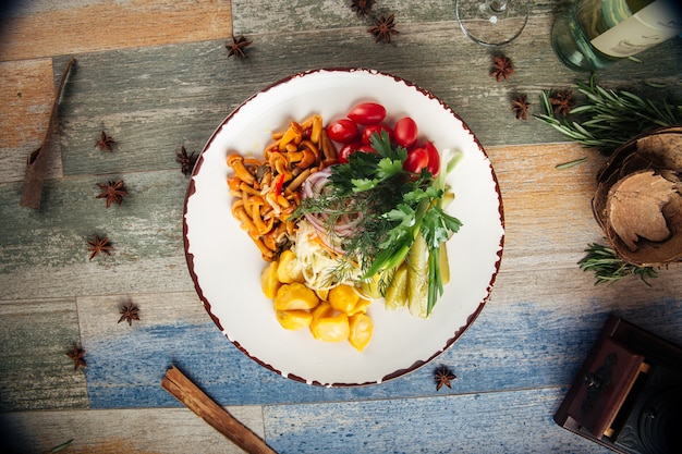 Aperitivo ruso con vegetales marinados