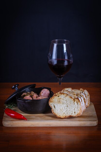 Foto aperitivo de salchichas hecho a mano cocinado con especias en una sartén de hierro