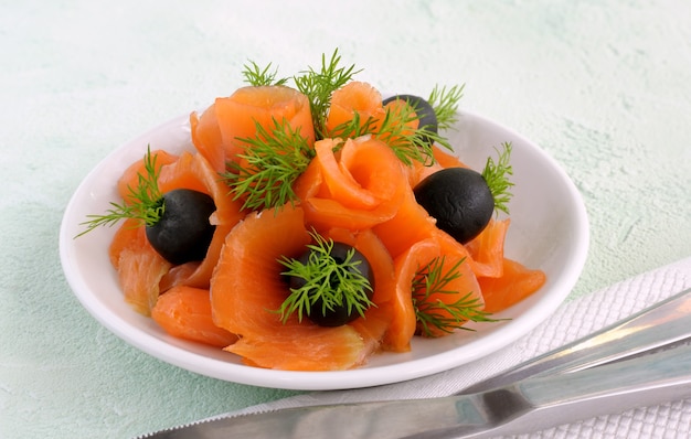 Aperitivo de salmón con aceitunas y eneldo closeup