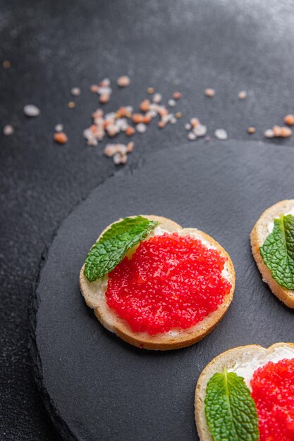 aperitivo de sándwich de caviar rojo o antipasti marisco comida fresca y saludable comida merienda en la mesa