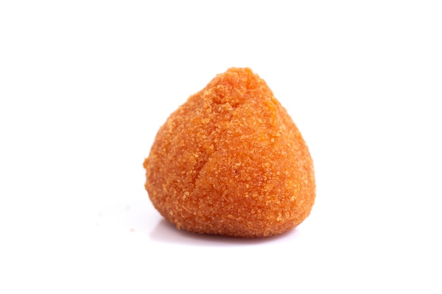 Aperitivo típico de pollo frito de Brasil llamado Coxinha de Frango aislado en un fondo blanco.