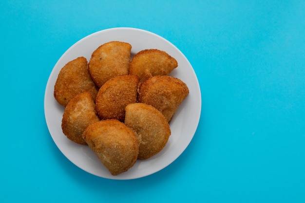 Aperitivo típico portugués con carne rissois de carne