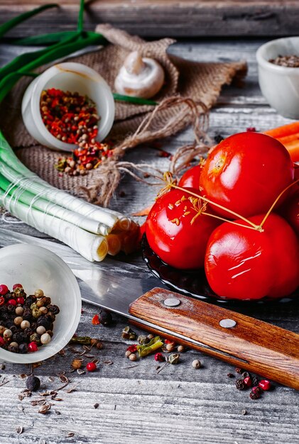 Aperitivo con tomate marinado.