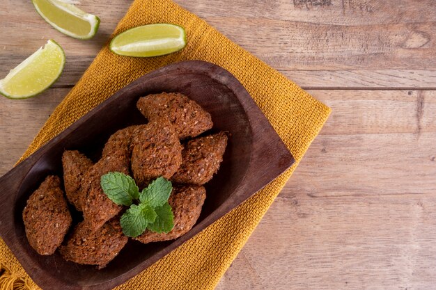 Aperitivo tradicional árabe frito elaborado con trigo y relleno de carne picada. Quibe.