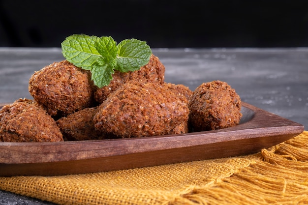 Aperitivo tradicional árabe frito elaborado con trigo y relleno de carne picada. Quibe.