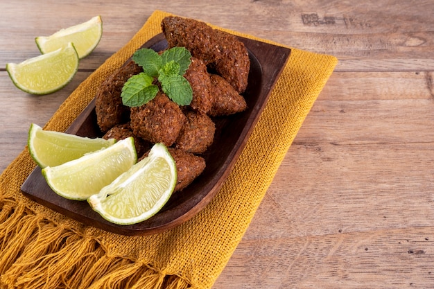 Aperitivo tradicional árabe frito elaborado con trigo y relleno de carne picada. Quibe.