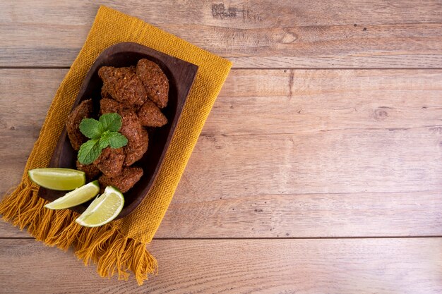 Aperitivo tradicional árabe frito elaborado con trigo y relleno de carne picada. Quibe.