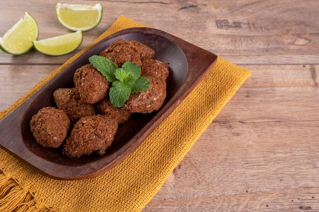 Aperitivo tradicional árabe frito elaborado con trigo y relleno de carne picada. Quibe.