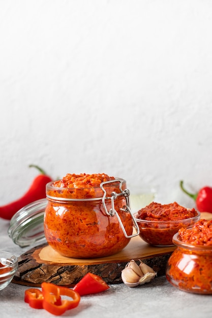 Aperitivo tradicional de los Balcanes Ajvar en un tarro de cristal