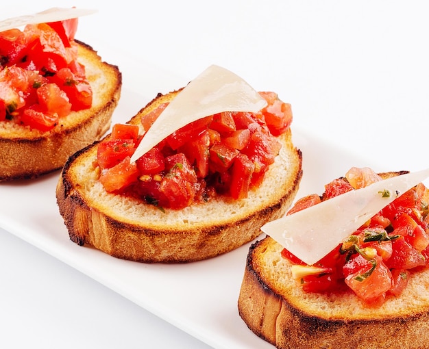 Aperitivo tradicional italiano antipasto bruschetta con tomates cherry