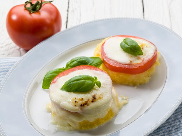 Aperitivo vegetariano de tomates mozzarella y gachas de avena