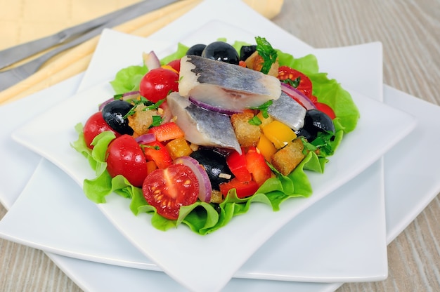 Aperitivo de verduras frescas con galletas saladas y arenque