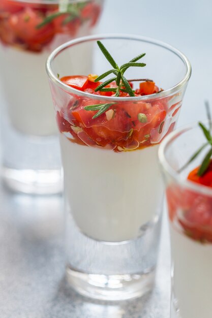 Aperitivo de verrines con queso crema (ricotta) y ensalada de tomate