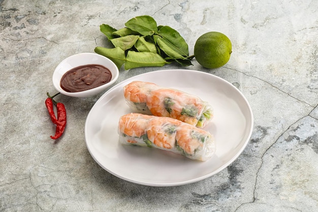 Aperitivo vietnamita rollito de primavera con gambas