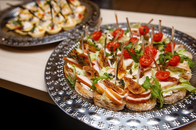 Aperitivos para banquetes en una bandeja de plata.