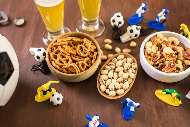 Aperitivos y bebidas saladas en la mesa para la fiesta del fútbol.