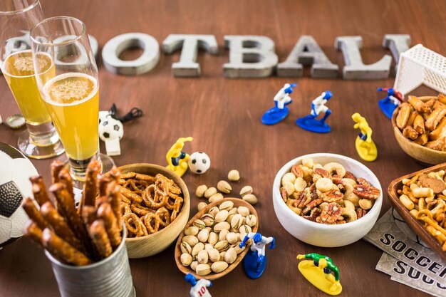 Aperitivos y bebidas saladas en la mesa para la fiesta del fútbol.