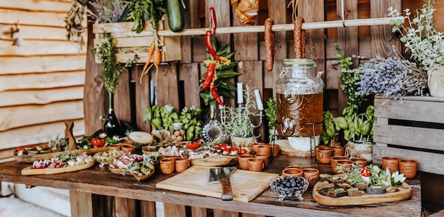 Aperitivos bellamente decorados en la mesa del banquete antes de las vacaciones. Catering comida y bebida en la fiesta de bodas.