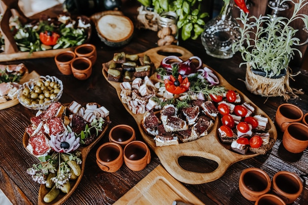 Aperitivos bellamente decorados en la mesa del banquete antes de las vacaciones. Catering comida y bebida en la fiesta de bodas.