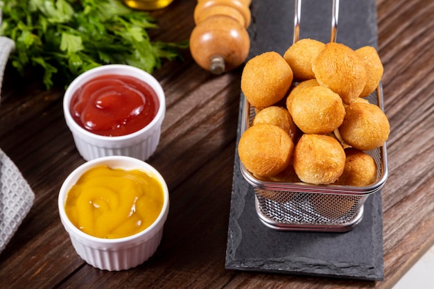 Aperitivos brasileños bolas fritas rellenas