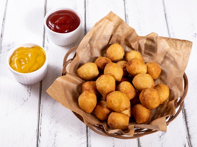 Aperitivos brasileños bolas fritas rellenas